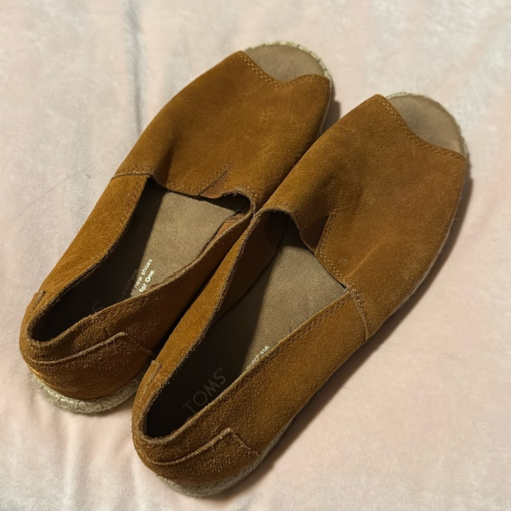 Tom’s suede brown sandals